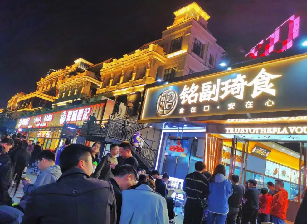 铭副琦食PK聚味瞿记，“肌肉哥”不怕被按在地上摩擦？